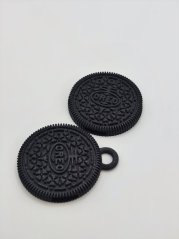 Píšťalka ve tvaru Oreo sušenky