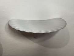 Polička ve tvaru hřibu - bíla s odlesky