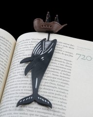 Záložka do knihy – Legendární velryba s lodí (Moby Dick styl)