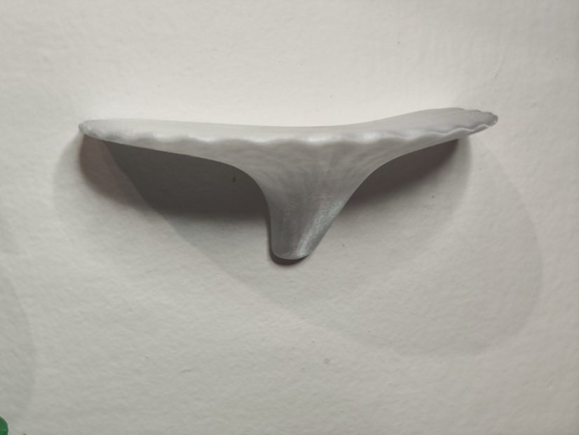 Polička ve tvaru hřibu - bíla s odlesky