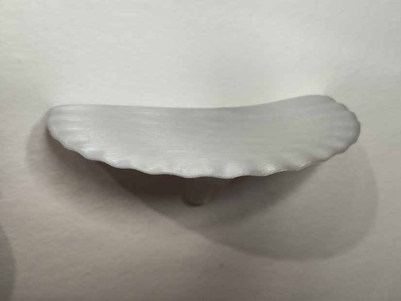 Polička ve tvaru hřibu - bíla s odlesky