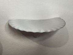 Polička ve tvaru hřibu - bíla s odlesky