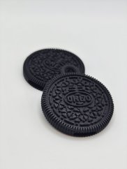 Píšťalka v tvare Oreo sušienky